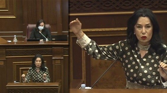 Лена Назарян, держа руку на звуковом сигнале, не позволила Наире Зограбян закончить выступление