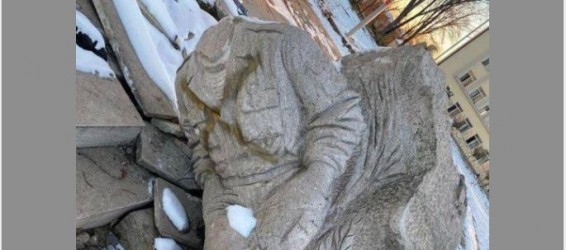 Азербайджанцы обезглавили памятник Вазгену Саргсяну в Шуши