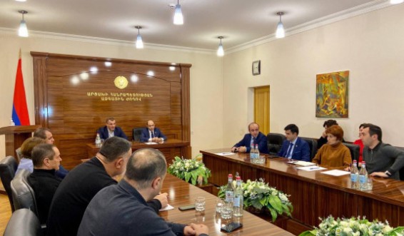 Էդմոն Մարուքյանը հանդիպել է Արցախի Ազգային ժողովի «Ազատ հայրենիք-ՔՄԴ» խմբակցության պատգամավորների հետ