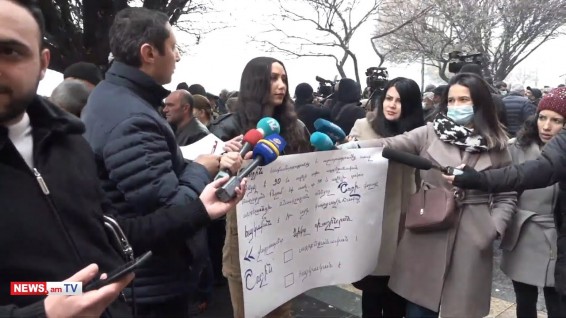 Журналист-участница инцидента в Ераблуре вышла к зданию правительства Армении с плакатом с цитатой Пашиняна о Шуши