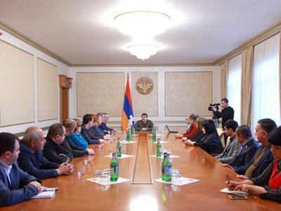 Араик Арутюнян принял членов трех фракций Национального собрания