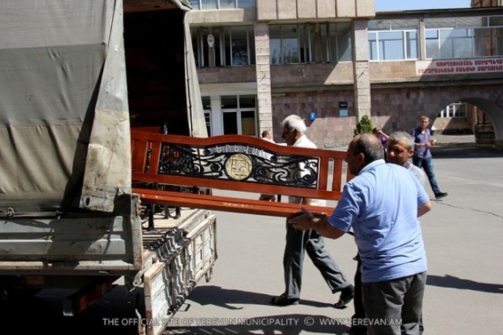 Քաղաքային նոր կահույքով են համալրվել մայրաքաղաքի զինվորական հոսպիտալների բակային տարածքները