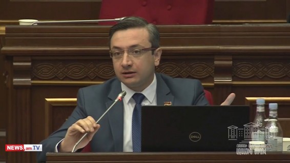 Позиции министра близки если не к сумасшествию, то к академическому расизму: Скандал в парламенте