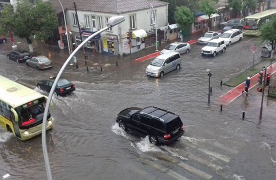 Տեղատարափ անձրևը ջրի տակ է առել Բաթումի փողոցները