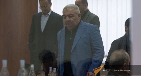 Суд в Ереване не стал менять меру пресечения в отношении экс-главы Генштаба ВС Армении