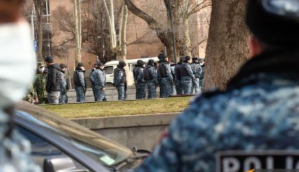 У 3-го корпуса здания Правительства Армении сосредоточены большие полицейские силы