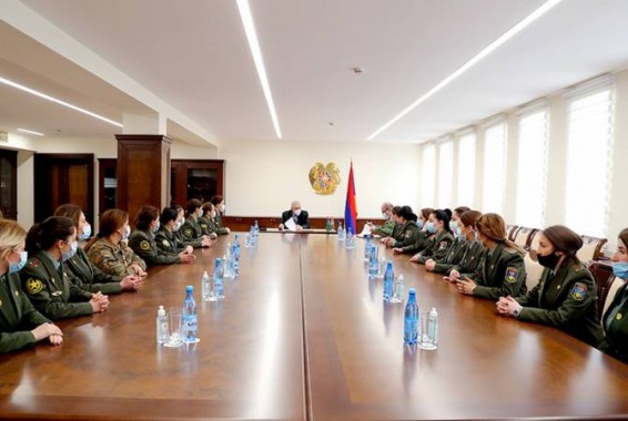 Вагаршак Арутюнян встретился с выпускницами военно-учебных заведений