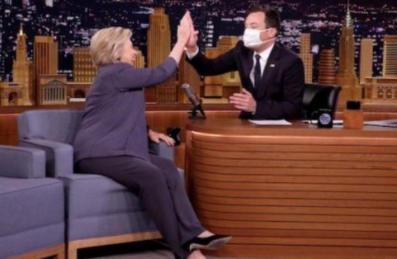 Ամերիկացի հաղորդավարը բժշկական դիմակ է կրել Քլինթոնի հետ հարցազրույցի ընթացքում