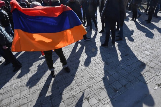 Հայաստանը կանգնած է 13 տարի առաջվա իրադարձությունները վերապրելու վտանգի առջև. «Կոմերսանտ»