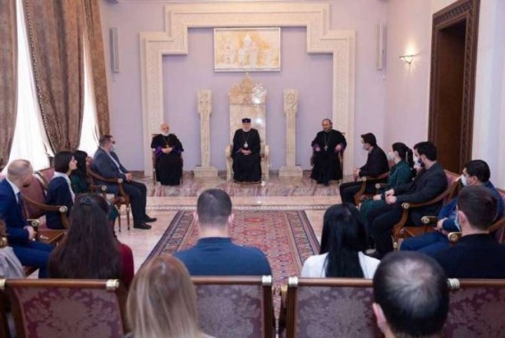 Գարեգին Բ-ն ընդունել է «Համալսարանը զոհվածների ընտանիքների կողքին» նախաձեռնության անդամներին