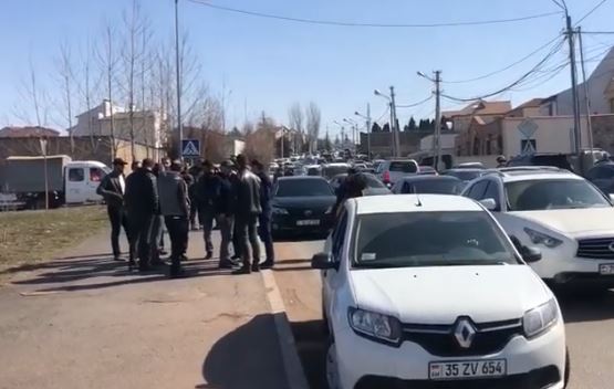 Участники акции в поддержку Генштаба отправились к Саркисяну