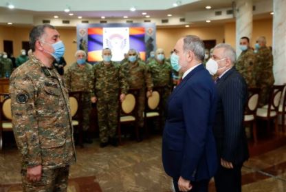 Пашинян попросил генералов и офицеров ВС Армении продолжить службу, несмотря на кризис