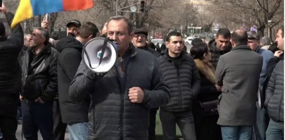 Այստեղ ենք պատգամավորներին հարցնելու՝ այս անօրինականությունները նրանց դուրը գալի՞ս են․ բողոքի ակցիա ԱԺ-ի մոտ (ուղիղ)