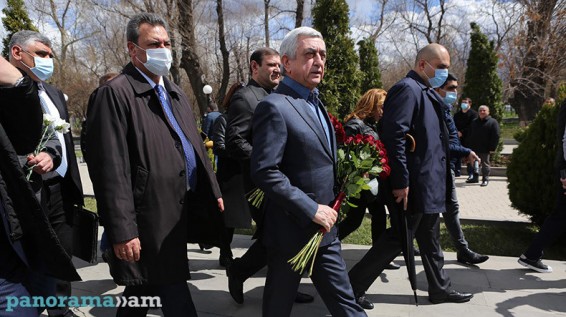 Կուսակիցները՝ Սերժ Սարգսյանի գլխավորությամբ, հարգանքի տուրք են մատուցում Անդրանիկ Մարգարյանի հիշատակին