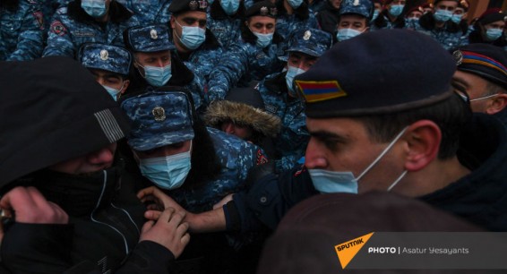 В Ереване силовики доставили в полицию родственников Ишхана Сагателяна