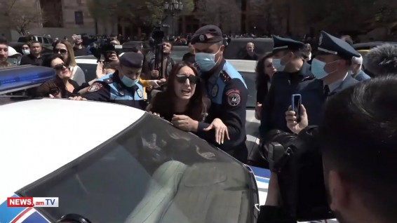 Video.Բախումներ ոստիկանների և կանանց միջև. ցուցարարներին բերման են ենթարկում