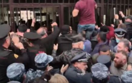 Родные без вести пропавших и пленных почти выломали ворота Минобороны. Произошла потасовка с полицией