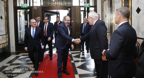 Посредники потребовали от Армении отказаться от промежуточного статуса Карабаха - Пашинян