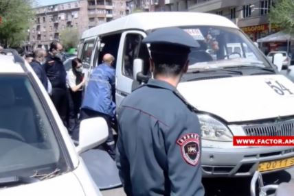 Убийство в маршрутке: в Ереване мужчину пырнули ножом после его просьбы надеть маску