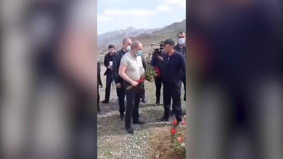 VIDEO.Ես դրա իրավունքն ունեմ, ձեզ թույլ չեմ տալիս. Վայոց ձորում զոհվածի հարազատը Փաշինյանին թույլ չտվեց մոտենալ գերեզմանին