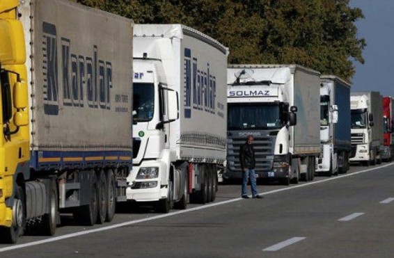 Ռուսական կողմում կա մոտ 250 կուտակված բեռնատար ավտոմեքենա