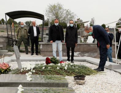 Никол Пашинян посетил могилу легендарного Командоса