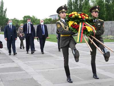Глава МИД Литвы посетил Цицернакаберд