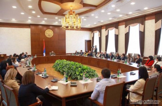 Արայիկ Հարությունյանը հանդիպել է Արցախի ԱԳՆ աշխատակազմի հետ
