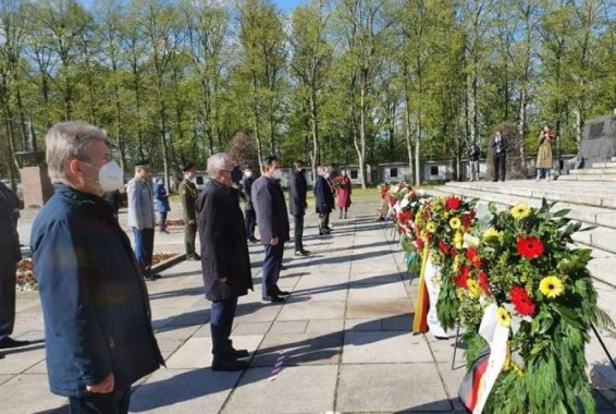 Возложение венков в Берлине памятника Родина-Мать у Советского военного мемориала