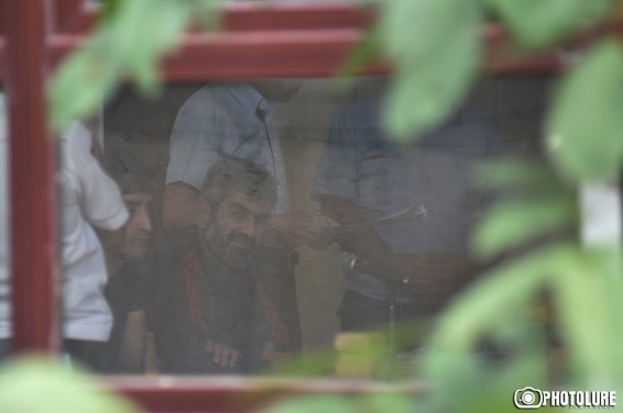 Դատարանը մերժեց գրավի դիմաց ազատ արձակելու միջնորդությունը. Արայիկ Խանդոյանը կալանքի տակ կմնա ևս 2 ամիս