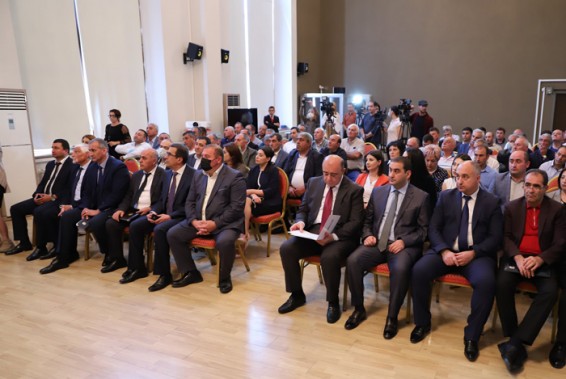 Սուրեն Պապիկյանի գլխավորությամբ աշխատանքային խորհրդակցություն է անցկացվել Շիրակի մարզպետարանում