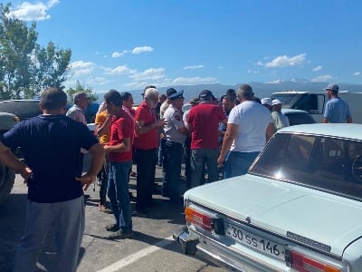 В Армении сельчане из-за отсутствия оросительной воды перекрыли дорогу Эчмиадзин – Аштарак