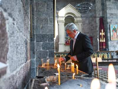 Սերժ Սարգսյանն Գեղարքունիքում հանդիպումների ավարտից հետո այցելել է Գավառի Սբ. Աստվածածին եկեղեցի, մոմ վառել