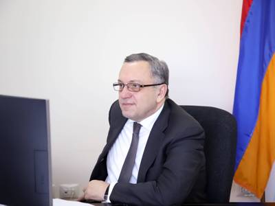 Հարկավոր է ոչ թե մուրճ, այլ դիրիժորական ձողիկ. Ավետ Ադոնց