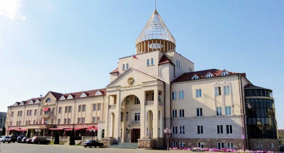Фракции парламента Карабаха предупредили об угрозе раскола в обществе