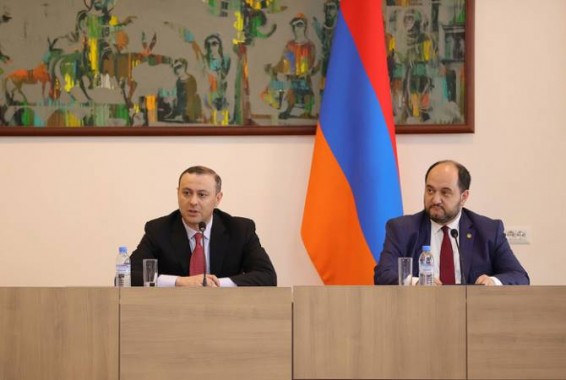 Араик Арутюнян представил аппарату МИД нового первого заместителя министра Армена Григоряна