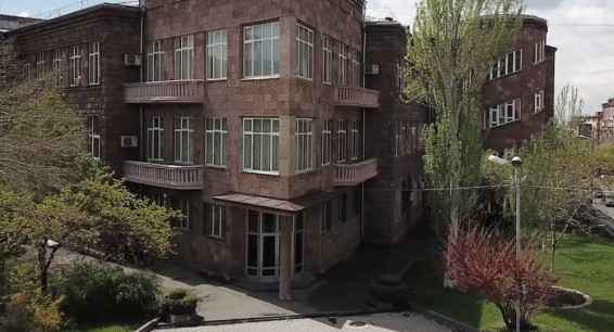 СНБ Армении поймала с поличным двух налоговых инспекторов