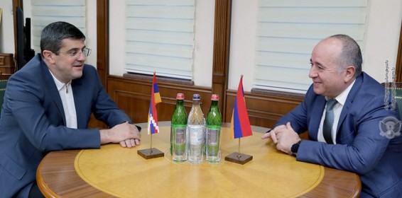 ՀՀ պաշտպանության նախարար Արշակ Կարապետյանը հանդիպել է Արցախի Հանրապետության նախագահ Արայիկ Հարությունյանին