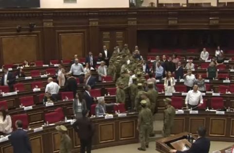 Докатились: Спикер парламента Армении позвал на подмогу охранников в военной форме