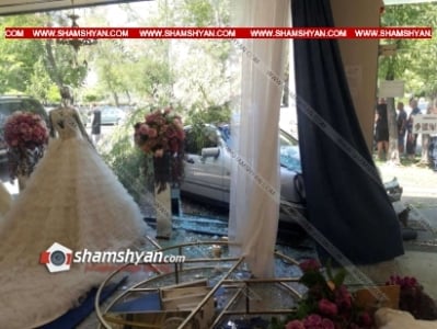 Արտակարգ դեպք Երևանում. 2 Mercedes-ներ բախվել են, ապա հայտնվել հարսանյաց խանութ–սրահի տարածքում