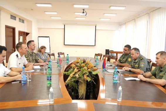 Начальник Генштаба ВС Армении принял новоназначенного военного атташе при посольстве США