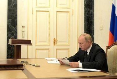 Путин сообщил, что в его окружении заболели коронавирусом несколько десятков человек