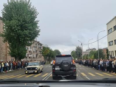 «Գլորիայի» մոտ 3000 աշխատակիցներ շարք կանգնած վերջին հրաժեշտը տվեցին Բագրատ Դարբինյանի դստերը