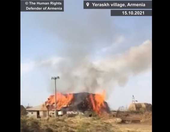 ВС Азербайджана умышленно обстреляли село Ерасх – омбудсмен опубликовал кадры пожара