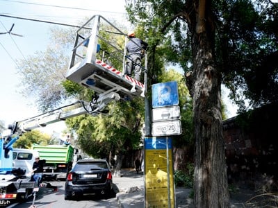 Էտվում են նաև ճանապարհային երթևեկության նշաններին խանգարող ճյուղերը