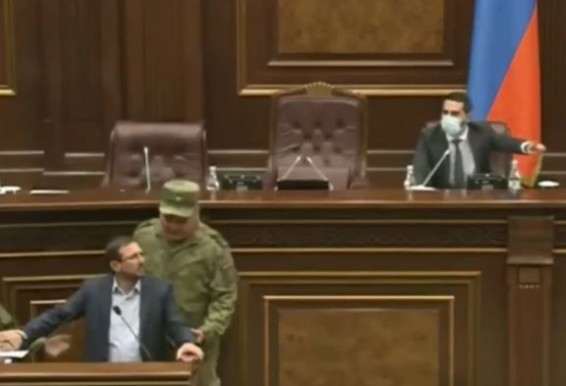 Гегама Манукяна силой увели с трибуны парламента. Он назвал отрекшихся от Арцаха предателями (ВИДЕО)