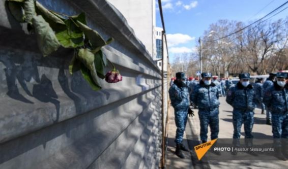 Полицейские выводят из здания МИД участников акции протеста и задерживают их