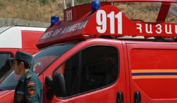 Լենինգրադյան փողոցում վթար է եղել․ մեքենայում մարդիկ են արգելափակվել