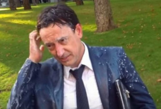 Video.Մոլդովայում ակտիվիստը կաթ է լցրել ֆինանսների նախարարի վրա