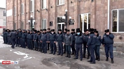 В Варденисе полицейские запрещают журналистам входить в здание мэрии